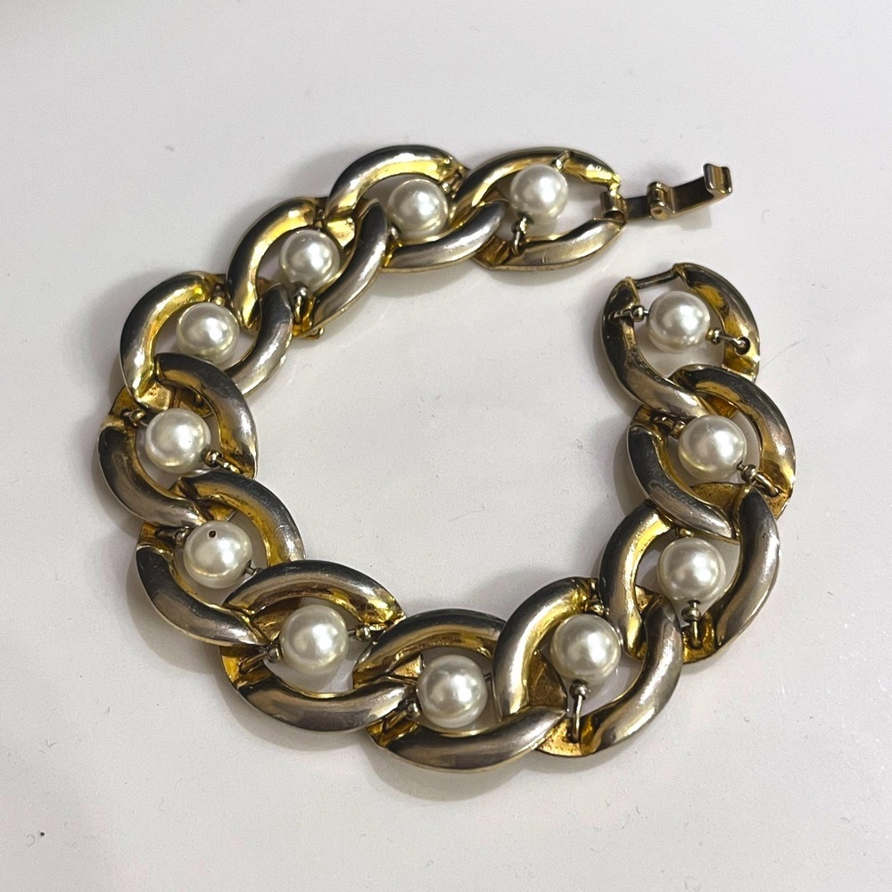 🌻3/$20 Vintage Classic Gold and Pearl Chainlink Bracelet